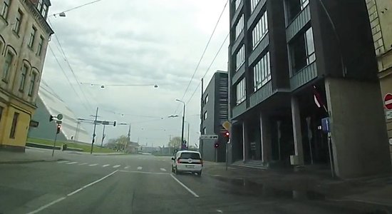 Video: Autovadītājs pie Gaismas pils droši aizbrauc pie sarkanās gaismas