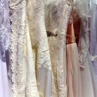 Foto: Gaisīgi plīvuri, krāšņas kleitas un mirdzošas rotas izstādē 'Baltās kāzas – kāzu modes tendences 2016'