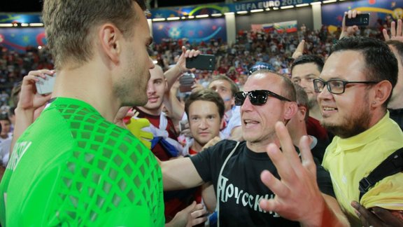 Russia s goalkeeper Igor Akinfeyev talks with fans 