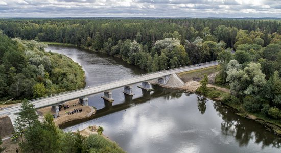 Foto: Strenčos atklāts pārbūvētais tilts pār Gauju