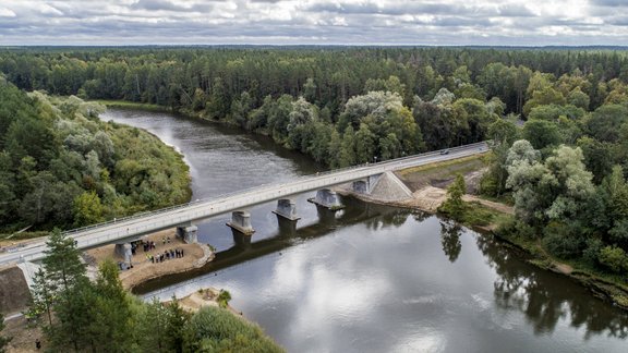 Strenčos atklāts pārbūvētais tilts pār Gauju