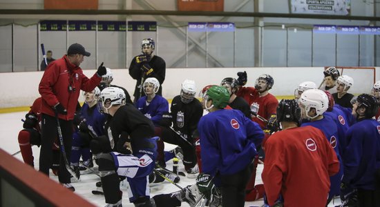 Foto: Pēdējie darbi pirms pasaules čempionāta – Latvijas U20 hokeja izlase uzsāk treniņnometni