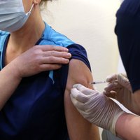 Latvijā pirmās Covid-19 vakcīnas saņēmuši Austrumu un Stradiņa slimnīcas mediķi
