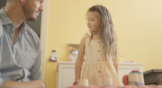 Noklausies, tēti! Emocionāls vēstījums par aizkadru ģimenes attiecībās