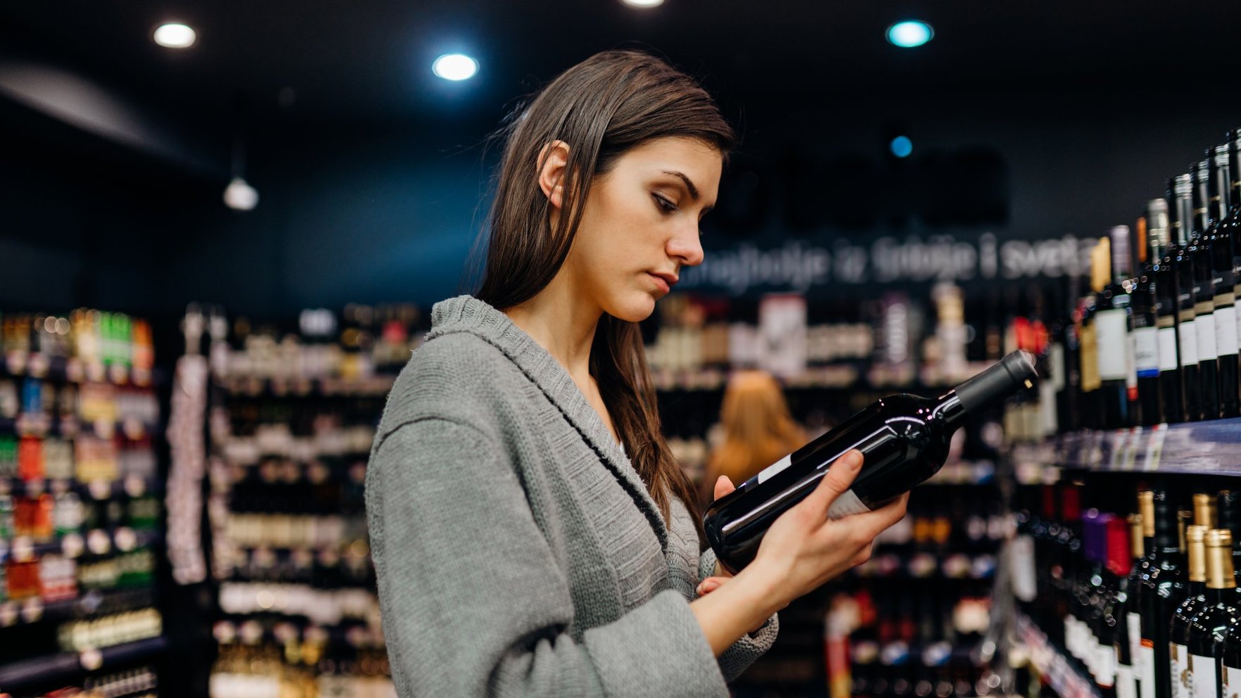 Kā jaunie tirdzniecības ierobežojumi ietekmēs alkohola "outlet" veikalus – komentē nišā strādājošie
