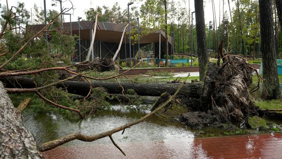 Vētras postījumi Kauguru parkā Jūrmalā