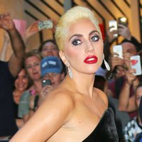 Lady Gaga glaunā burziņā gadās pikanta ķibele