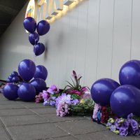 Foto: Gaļas liellopu audzētāji noliek ziedus pie Zemkopības ministrijas