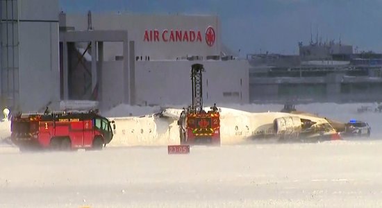 "Delta Air Lines" Toronto lidostā avarējušās lidmašīnas pasažieriem piedāvā ievērojamu kompensāciju