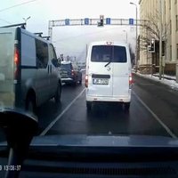 Video: Mikroautobuss Rīgas centrā rupji pārkāpj satiksmes noteikumus