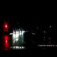 Video: Autovadītājs Kr. Valdemāra un Alojas ielu krustojumā aiztraucas pie sarkanā luksofora signāla