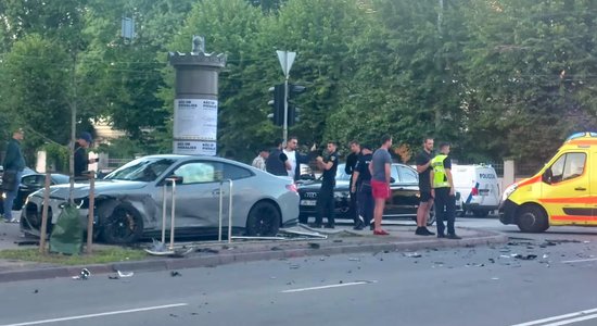 ФОТО. В центре Риги столкнулись спорткар BMW M4 Competition и электромобиль VW