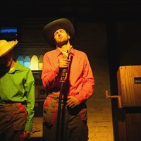 'Dirty Deal Teatro' aicina uz izrādēm aprīlī, tostarp Joņeva un Mārča Lāča komēdijas pirmizrādi