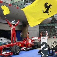 Alonso triumfē incidentiem bagātā Ķīnas 'Grand Prix' izcīņā