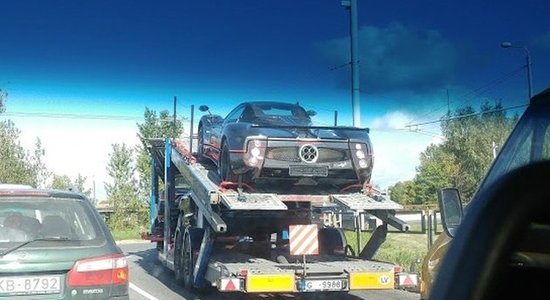 Divus miljonus eiro vērtais 'Pagani Zonda' pamet Latviju