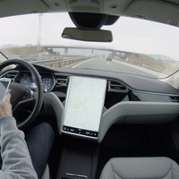 Tesla формально отзывает 2 млн машин из-за дефекта автопилота. Но возвращать автомобили не требуется