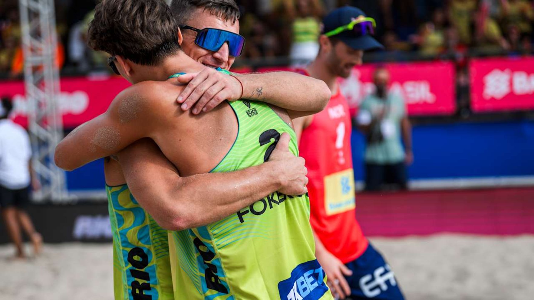 "Uzreiz pateicu – nē..." Neatlaidīgi telefona zvani radīja Latvijas vadošo "bīča" duetu