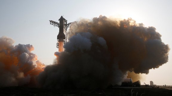 Devītajā "Starship" lidojumā "reizinātājos sadalās" gan starta pakāpe, gan kuģis