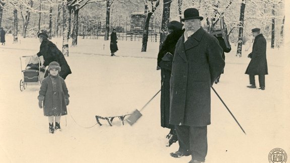 Gustavs Zemgals pastaigā Esplanādē Rīgā. 1930. gadu beigas. Latvijas Nacionālais vēstures muzejs