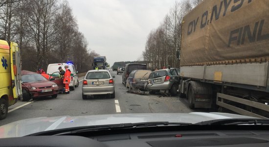 Piecu automašīnu avārijā uz Bauskas šosejas cietuši divi cilvēki; satiksme atjaunota