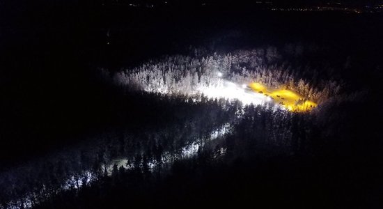 Video: Pasakai līdzīgā Ogres Zilo kalnu slēpošanas trase no putna lidojuma