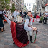 Foto: Ar distanci un piesardzību Rīgā un apkaimēs svin pilsētas svētkus