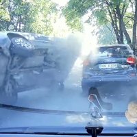 Video: Daugavgrīvā auto ietriecas ielas malā stāvošos spēkratos un apgāžas