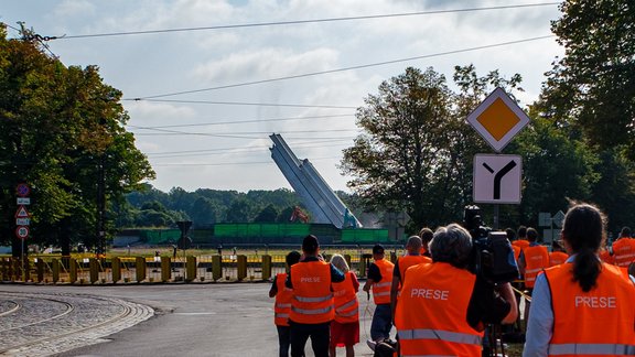 Demontē galveno pieminekļa strēli Uzvaras parkā  - 60