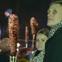 Interneta asprāši izsmej Dombravas cīņu pret ārvalstu studentiem – kebabu cepējiem