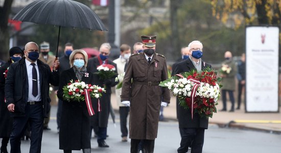 Foto: Latvijā tiek atzīmēta valsts proklamēšanas 102. gadadiena