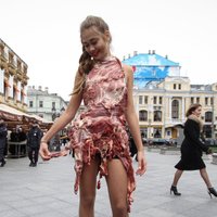 Pa Maskavu klīst meitene kleitā no cūkgaļas