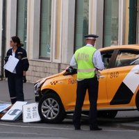 Таксист, сбивший в Москве пешеходов и болельщиков, арестован на два месяца