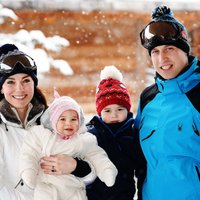 ФОТО: Кейт Миддлтон и принц Уильям впервые отдохнули с детьми в Альпах