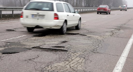 Uz Latvijas ceļiem neveikto remontu vērtība – astoņi miljardi eiro