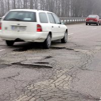Uz Latvijas ceļiem neveikto remontu vērtība – astoņi miljardi eiro