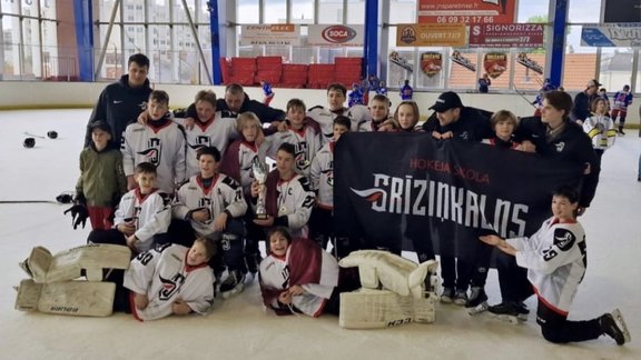 Hokeja skolas 'Grīziņkalns' puikas triumfē starptautiskā turnīrā Francijā Hokeja skolas 'Grīziņkalns' puikas triumfē starptautiskā turnīrā Francijā
