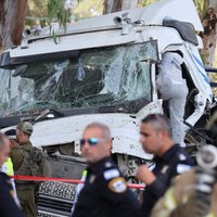 Izraēlā smagais auto iebrauc pūlī autobusa pieturā; viens miris, 32 ievainoti (plkst.17.31)