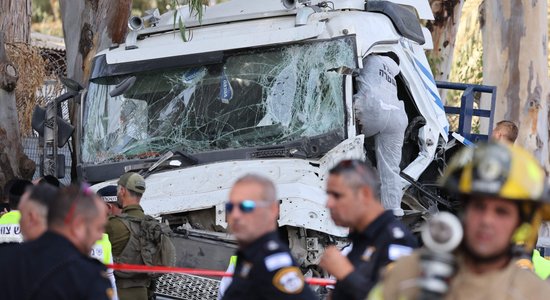 Izraēlā smagais auto iebrauc pūlī autobusa pieturā; viens miris, 32 ievainoti (plkst.17.31)