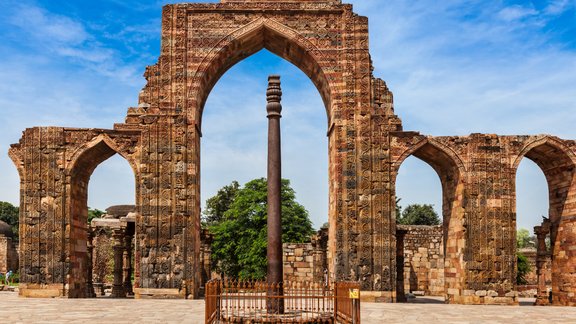 Iron pillar in Qutub complex - metallurgical curiosity. Qutub Complex, Delhi, India Indija