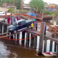 Video: Brazīlijā automobilis kuģī dodas pār diviem dēļiem