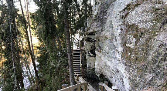 ФОТО. Утес Сиетиньиезис - самое мощное обнажение белого песчаника в странах Балтии