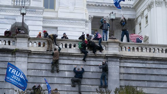 Trampa atbalstītāju atstātā postaža Kapitolijā - 9