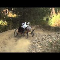 Video: Absolūti 'traks' ratiņvelosipēdista brauciens pa kalnu