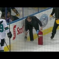 Video: NHL spēlē ar ugunsdzēšamo aparātu labo ledu