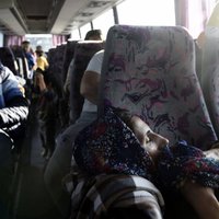 Ciematā Grieķijas ziemeļos cilvēki apmētā ar akmeņiem autobusus ar imigrantiem