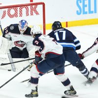 Merzļikins atgriežas pieteikumā 'Blue Jackets' uzvarā NHL spēlē
