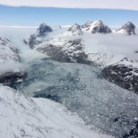 NASA: крупнейший ледник Гренландии треснул посередине