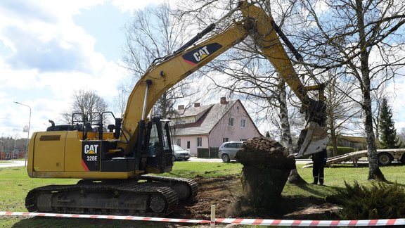 Madlienā demontē padomju okupācijas pieminekli - 8