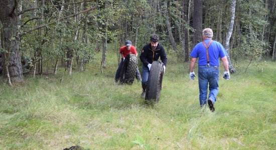 Foto: Riepas sakustējušās – Papes dabas parkā sāk izvākt padomju militāro piesārņojumu