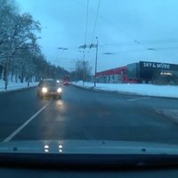 Video: Rīgā neuzmanīgs autovadītājs gandrīz izraisa frontālu sadursmi